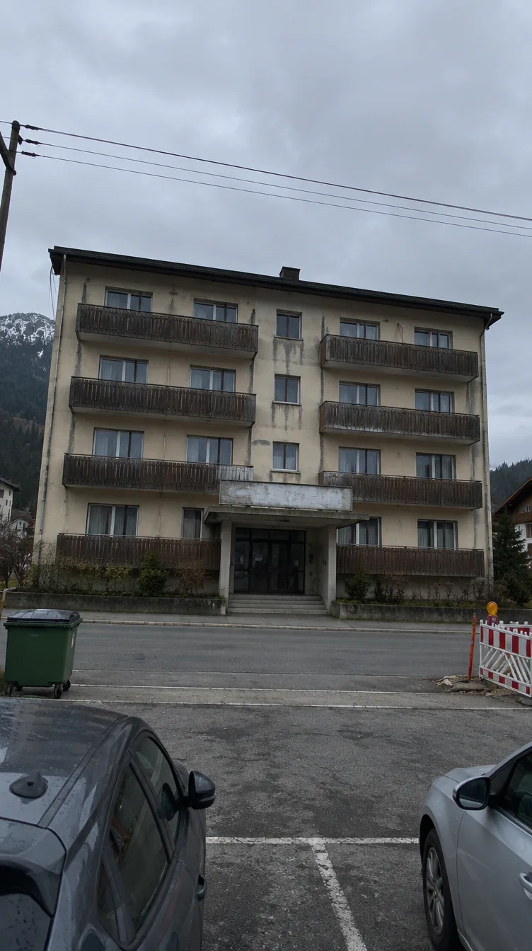 Vorher: schlechtes Handyfoto eines Hotels