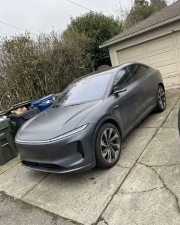 Original-Handyfoto: Elektro-SUV-Coupé (fiktives Design) in der Einfahrt