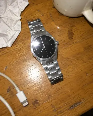 Original-Handyfoto: Armbanduhr auf dem Küchentisch