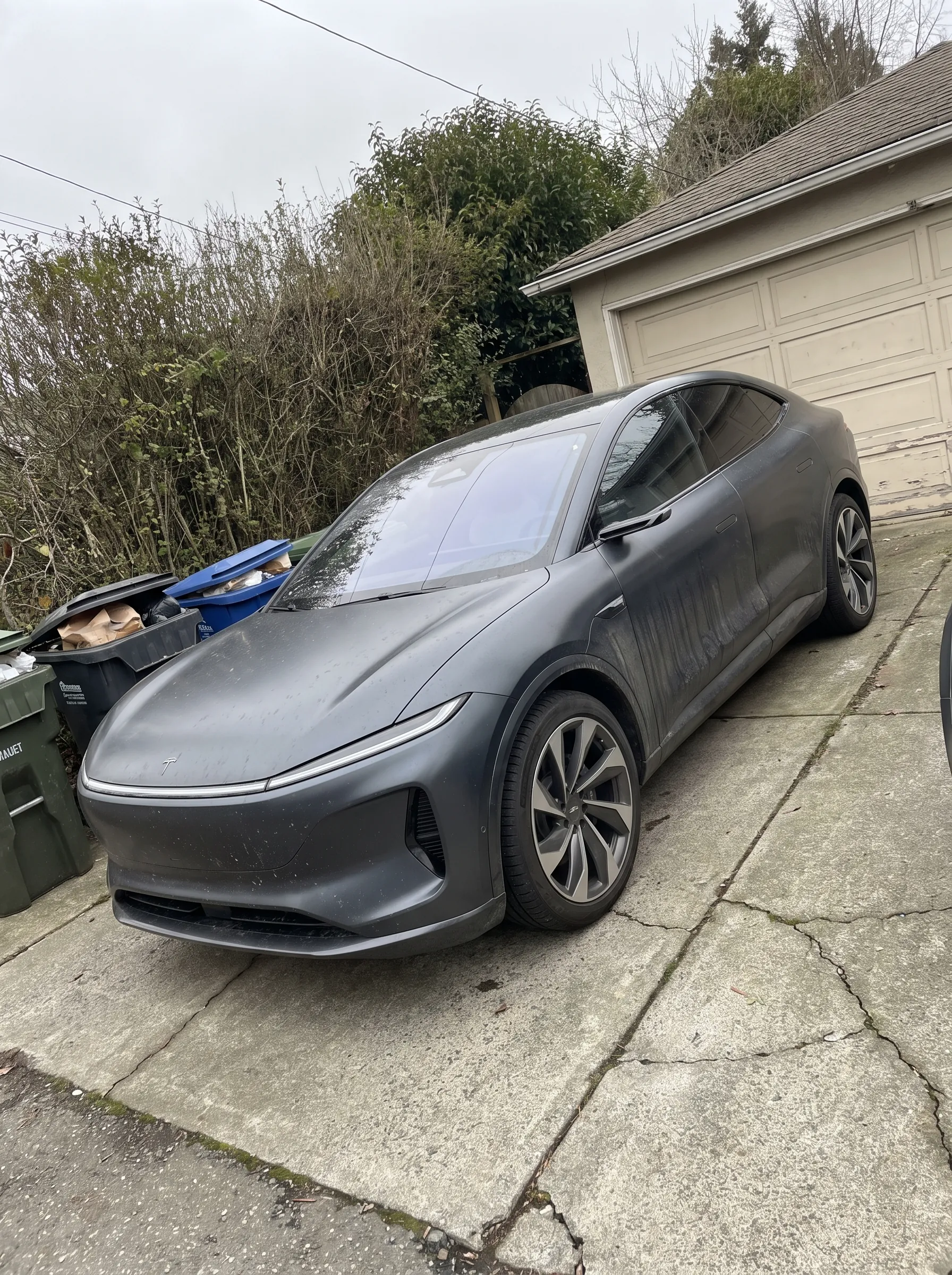 Vorher: Elektro-SUV-Coupé schief in der Einfahrt, schlechtes Handyfoto